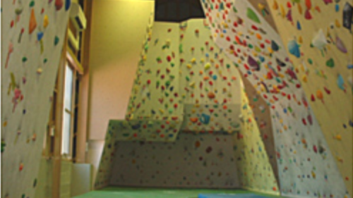 山口県のクライミング施設「山口県セミナーパーク クライミング場」